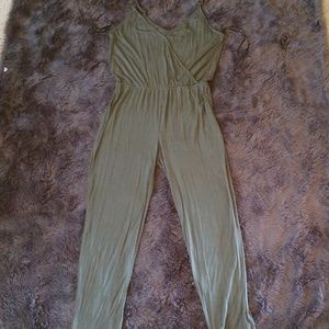 Sleeveless pants romper